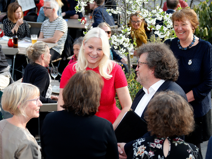 Kronprinsessen møtte forfattere og arrangører. Forfatter Erik Fosnes Hansen er kunstnerisk leder for festivalen. Foto: Marius Gulliksrud, Stella Pictures